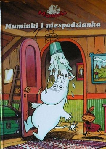 Okładka książki Muminki i niespodzianka / tekst i ilustracje Harald Sonesson ; tłumaczenie Iwona Zimnicka.