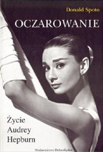Okładka książki Oczarowanie : życie Audrey Hepburn / Donald Spoto ; przeł. Anna Dwilewicz.