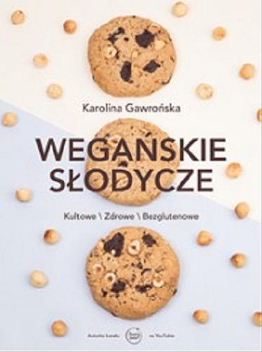 Okładka książki Wegańskie słodycze : kultowe, zdrowe, bezglutenowe / Karolina Gawrońska ; fotografie Paweł Błęcki.