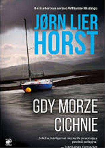 Okładka książki Gdy morze cichnie / Jorn Lier Horst ; przekład z języka norweskiego Milena Skoczko.
