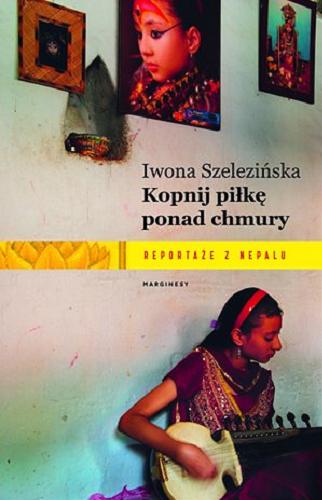 Okładka książki Kopnij piłkę ponad chmury : reportaże z Nepalu / Iwona Szelezińska.