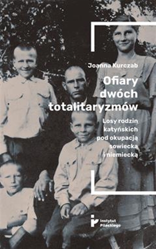 Okładka książki Ofiary dwóch totalitaryzmów : losy rodzin katyńskich pod okupacją sowiecką i niemiecką / Joanna Kurczab.