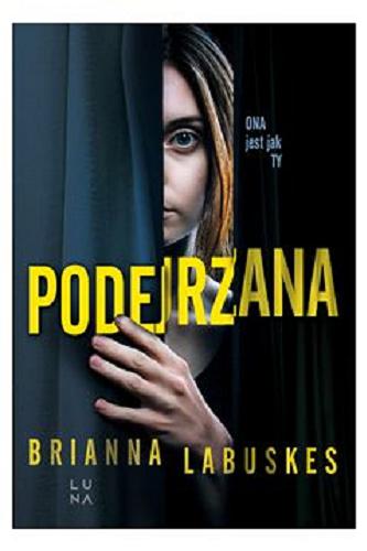 Okładka książki Podejrzana / Brianna Labuskes ; przełożyła Danuta Śmierzchalska.