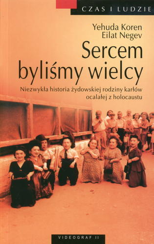 Okładka książki Sercem byliśmy wielcy : niezwykła historia żydowskiej rodziny karłów ocalałej z holocaustu / Yehuda Koren ; Eliat Negev ; tł. Magdalena Michalik.