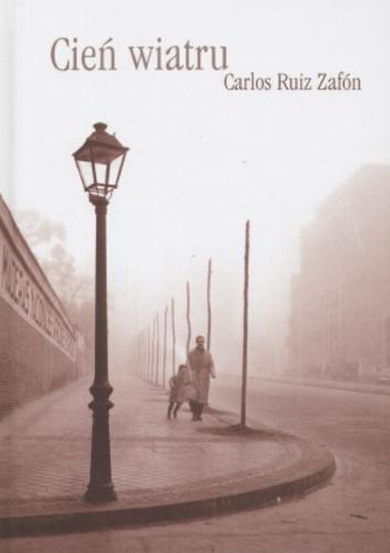 Okładka książki Cień wiatru / Carlos Ruiz Zafón ; przełożyli [z hiszpańskiego] Beata Fabjańska-Potapczuk, Carlos Marrodán Casas.