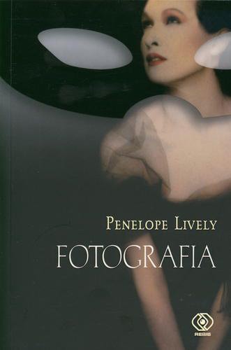 Okładka książki Fotografia / Penelope Lively ; przekł. Paweł Laskowicz.