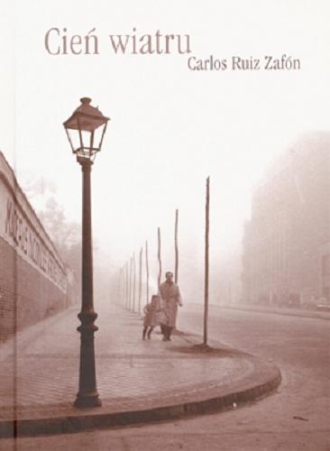 Okładka książki Cień wiatru / Carlos Ruiz Zafon ; przełożyli Beata Fabjańska-Potapczuk, Carlos Marrodan Casas.