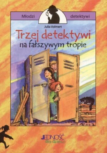 Okładka książki Trzej detektywi na fałszywym tropie / Julia Volmert ; il. Jann Wienekamp ; tł. Magdalena Jałowiec-Sawicka.