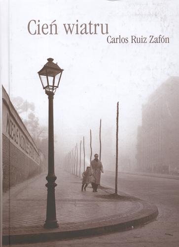 Okładka książki Cień wiatru / Carlos Ruiz Zafón ; przełożyli Beata Fabjańska-Potapczuk, Carlos Marrodan Casas.