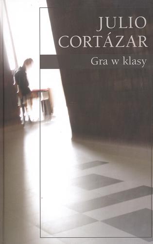 Okładka książki Gra w klasy / Julio Cortazar ; przełożyła Zofia Chądzyńska.