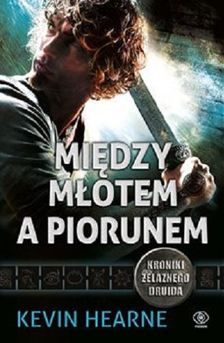 Okładka książki Między młotem a piorunem / Kevin Hearne ; przeł. Maria Smulewska.