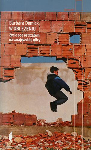 Okładka książki W oblężeniu : życie pod ostrzałem na sarajewskiej ulicy / Barbara Demick ; przełożyła: Hanna Pustuła-Lewicka.