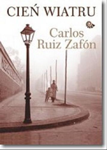 Okładka książki Cień wiatru / Carlos Ruiz Zafón ; przełożyli Beata Fabjańska-Potapczuk, Carlos Marrodán Casas.
