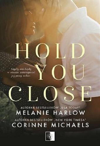 Okładka książki Hold you close / Melanie Harlow, Corinne Michaels ; tłumaczenie Anna Kuksinowicz.