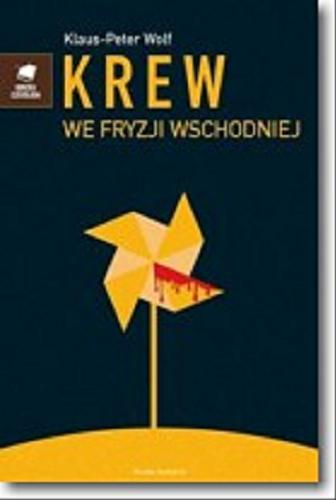Okładka książki Krew we Fryzji Wschodniej / Klaus-Peter Wolf ; tłumaczyła Eliza Pieciul-Karmińska.