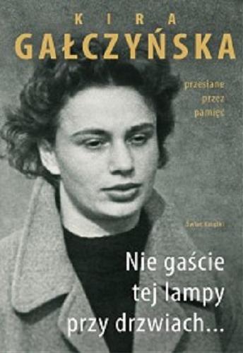 Okładka książki Nie gaście tej lampy przy drzwiach... : przesiane przez pamięć / Kira Gałczyńska.