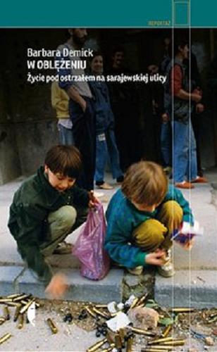 Okładka książki W oblężeniu : życie pod ostrzałem na sarajewskiej ulicy / Barbara Demick ; przełożyła Hanna Pustuła-Lewicka.