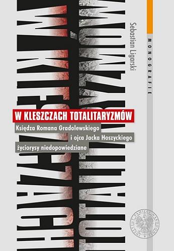 Okładka książki  W kleszczach totalitaryzmów : księdza Romana Gradolewskiego i ojca Jacka Hoszyckiego życiorysy niedopowiedziane  1