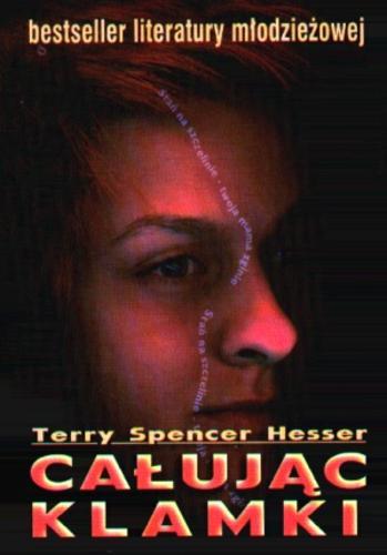 Okładka książki Całując klamki / Terry Spencer Hesser ; tł. Violetta Dobosz.