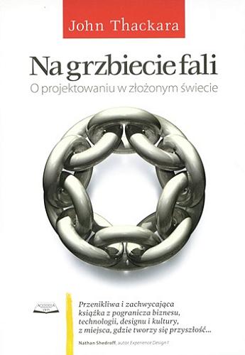 Okładka książki Na grzbiecie fali : o projektowaniu w złożonym świecie / John Thackara ; przekład Łukasz Kotyński i Adriana Ronżewska-Kotyńska.