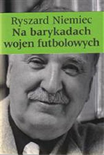 Okładka książki Na barykadach wojen futbolowych / Ryszard Niemiec ; zamiast wstępu: Józef Lipiec ; rys.: Andrzej Mleczko.